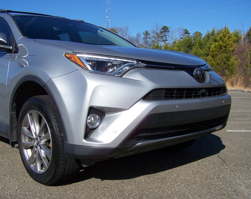 Used 2018 Toyota RAV4 Limited FWD image 30