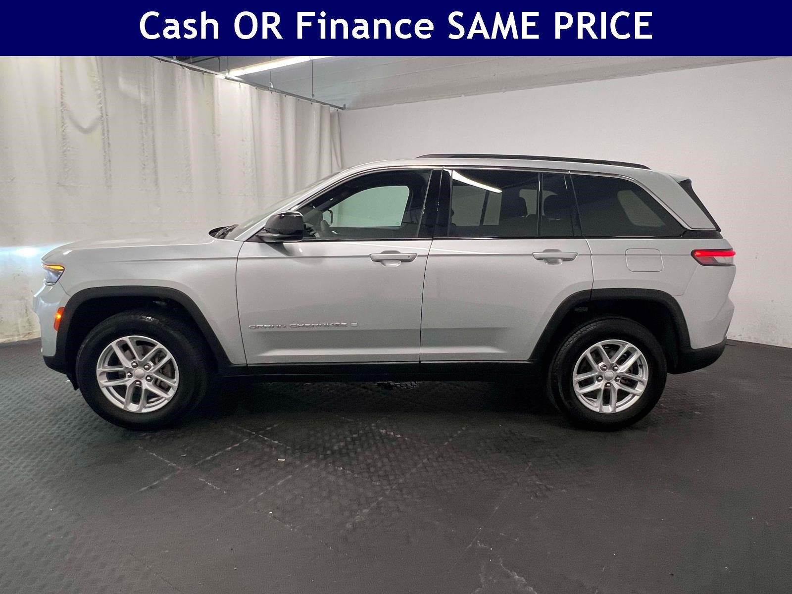 Used 2025 Jeep Grand Cherokee Laredo X w/ Luxury Tech Group I AWD/4WD image 11