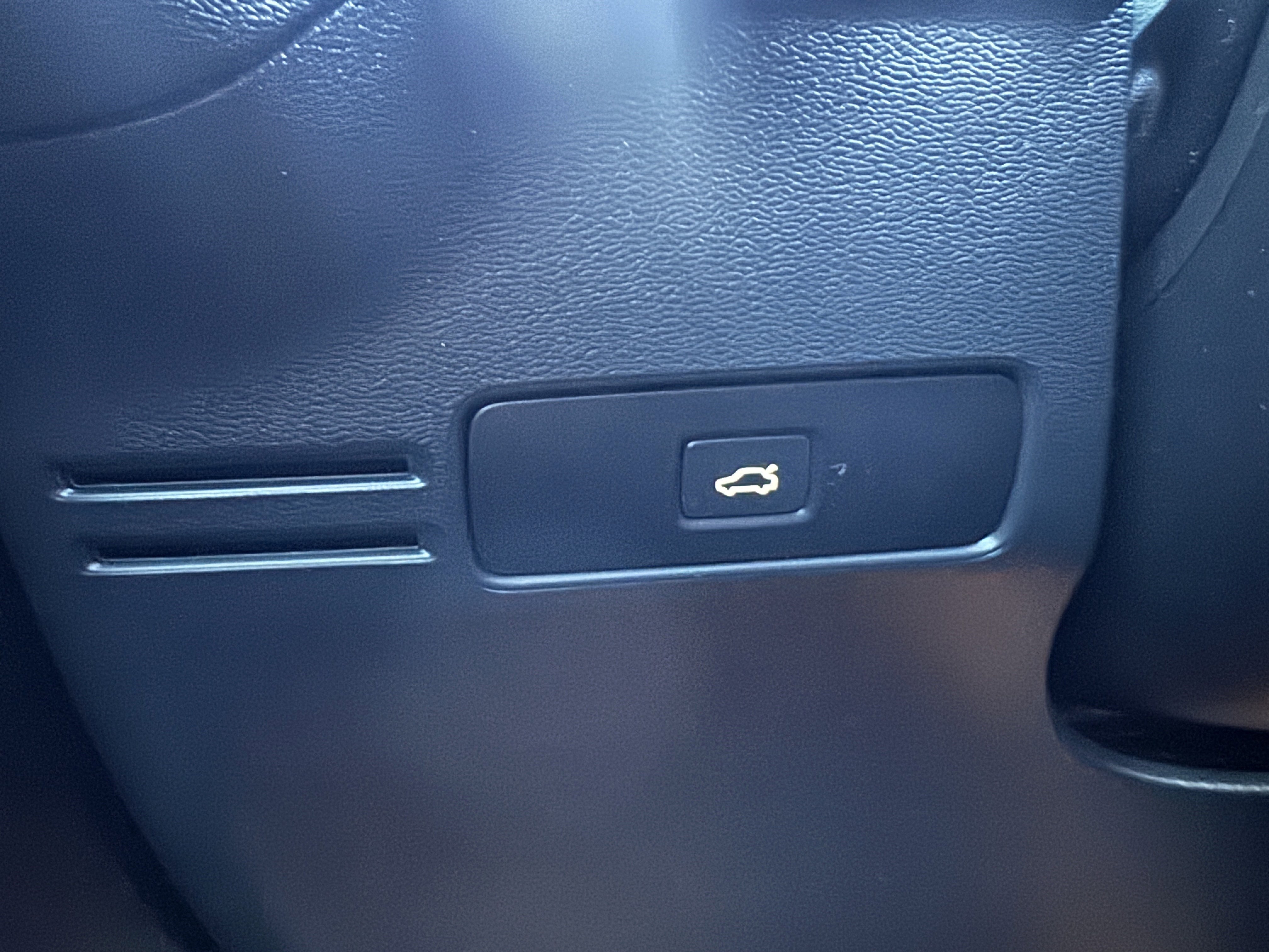 Used 2023 Volvo C40 P8 Recharge Ultimate image 31