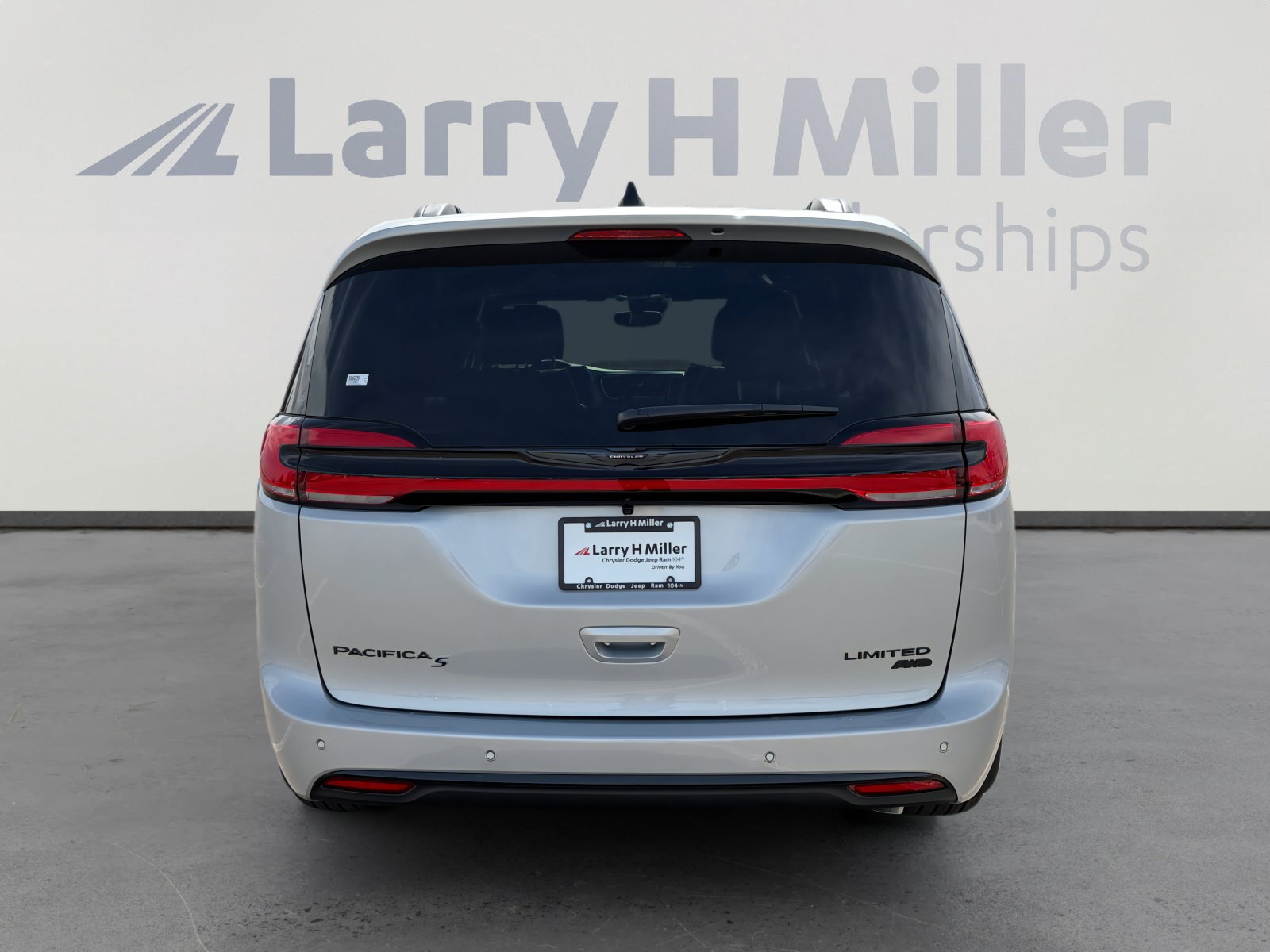 New 2026 Chrysler Pacifica Limited w/ S Appearance Package AWD/4WD image 5