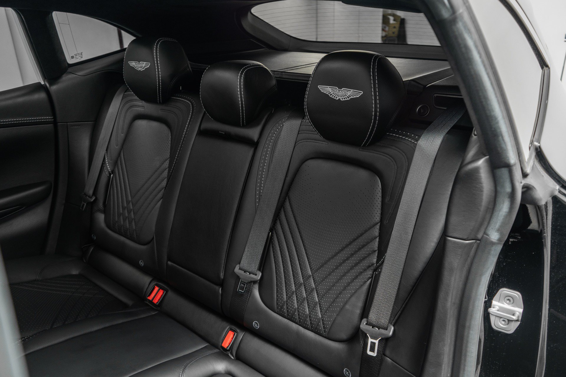 Used 2021 Aston Martin DBX AWD/4WD image 16