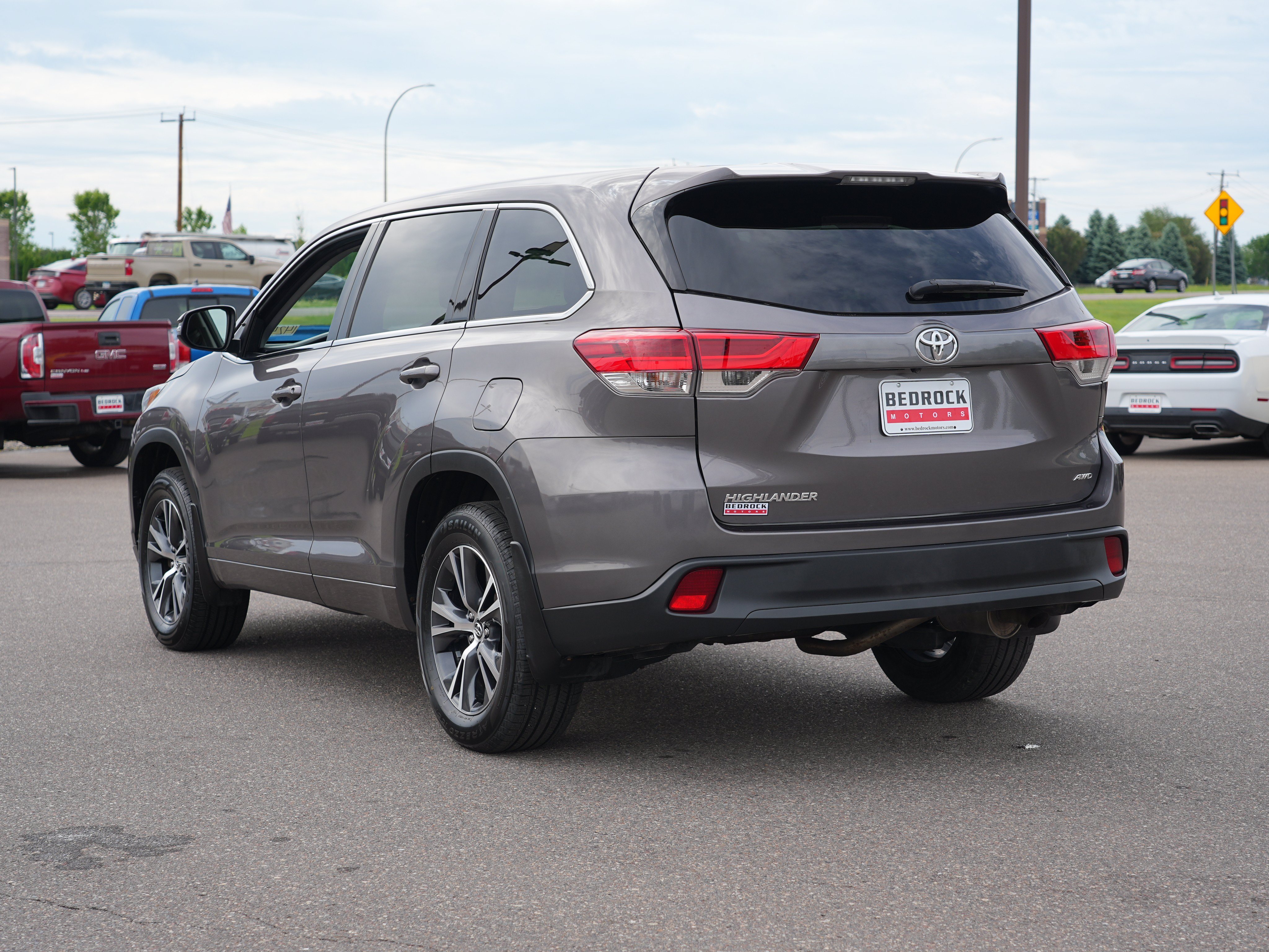 Used 2017 Toyota Highlander LE w/ Carpet Mat Package AWD/4WD image 5