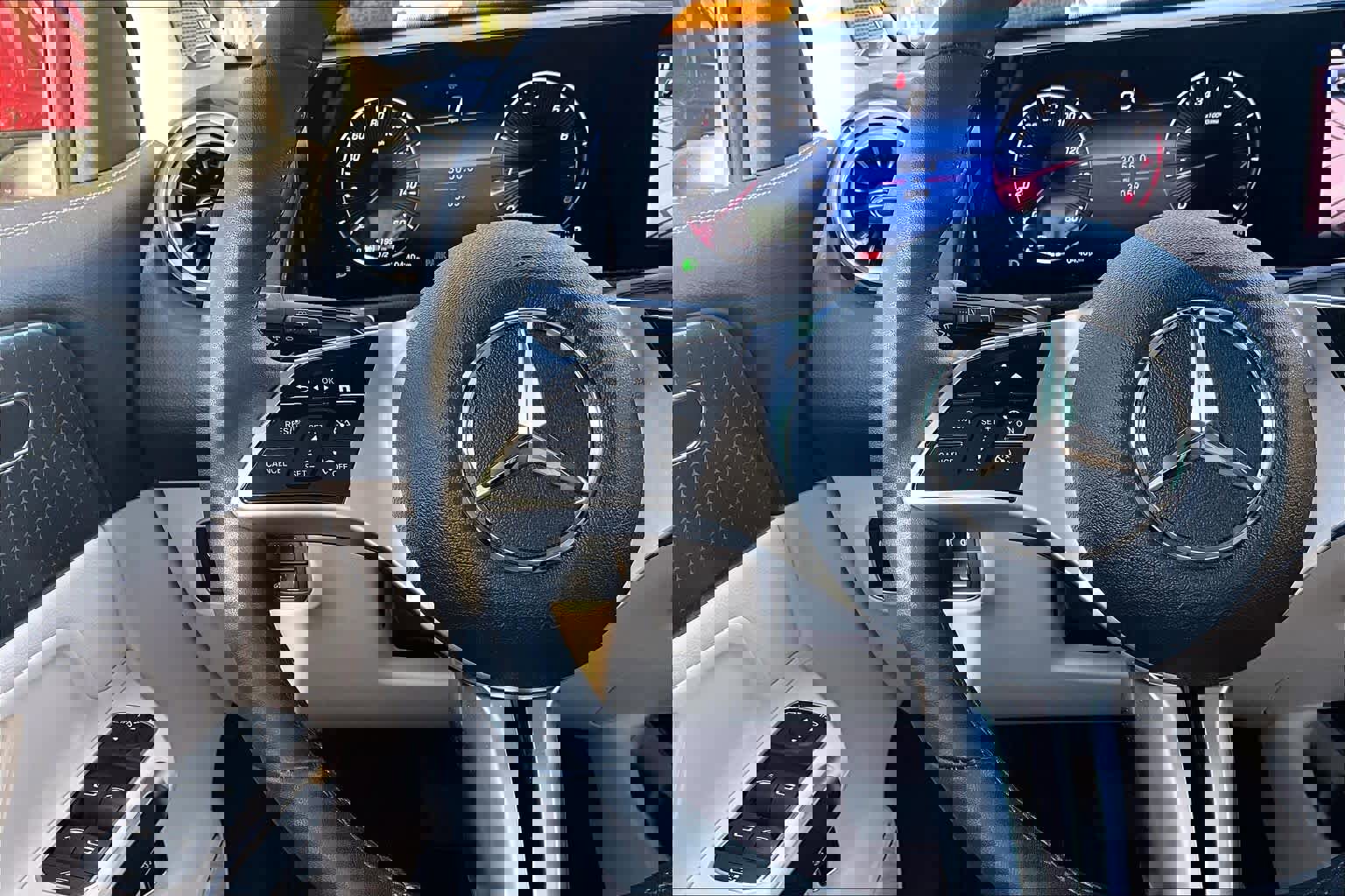 Used 2025 Mercedes-Benz GLB 250 image 24