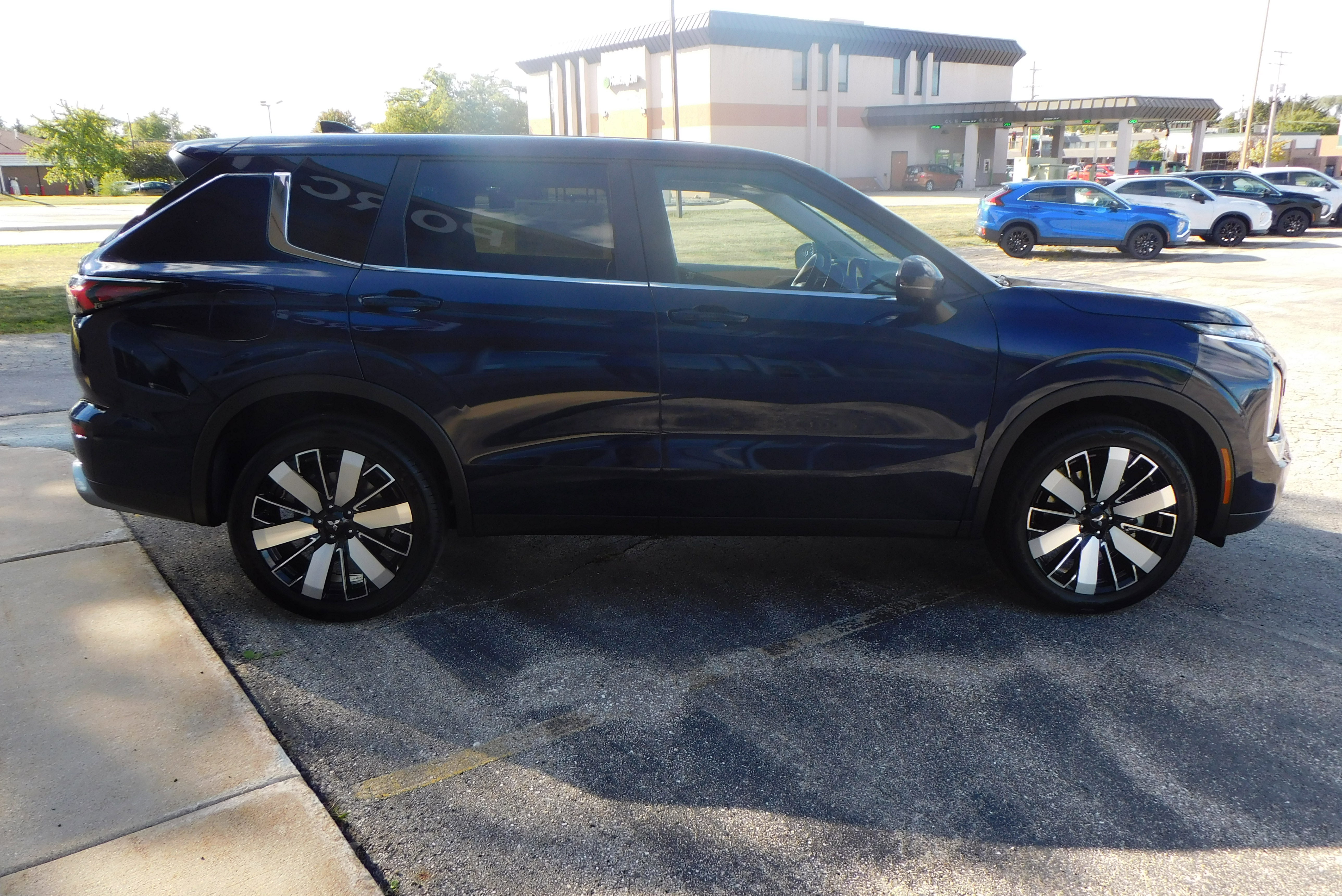 New 2025 Mitsubishi Outlander SE image 6