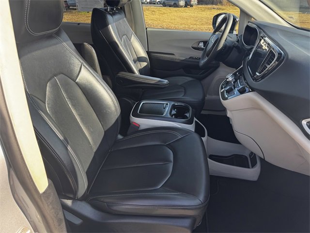 Certified 2024 Chrysler Pacifica Touring-L image 14