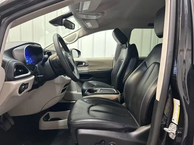Used 2023 Chrysler Pacifica Touring-L image 10