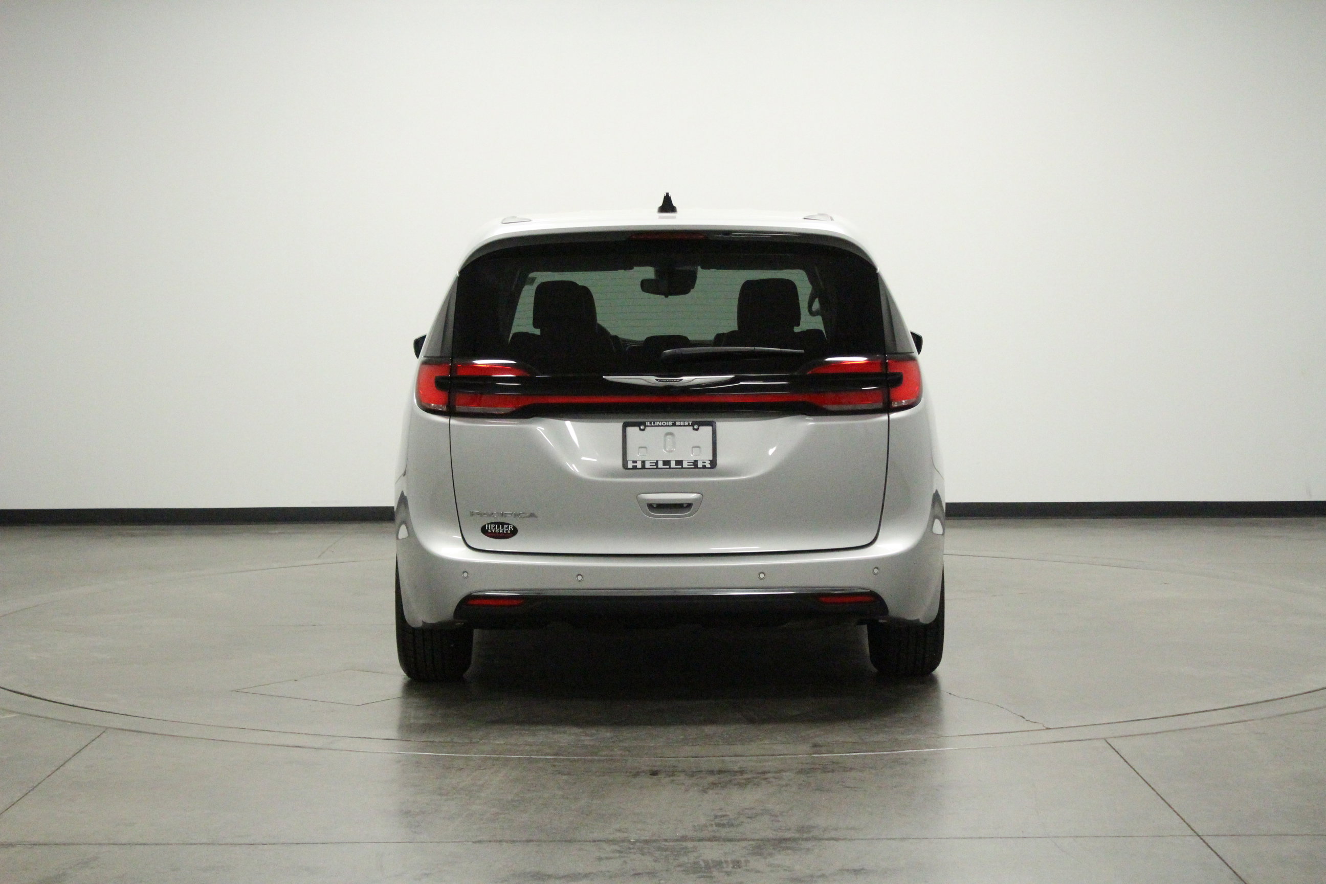 Used 2024 Chrysler Pacifica Touring-L FWD image 7