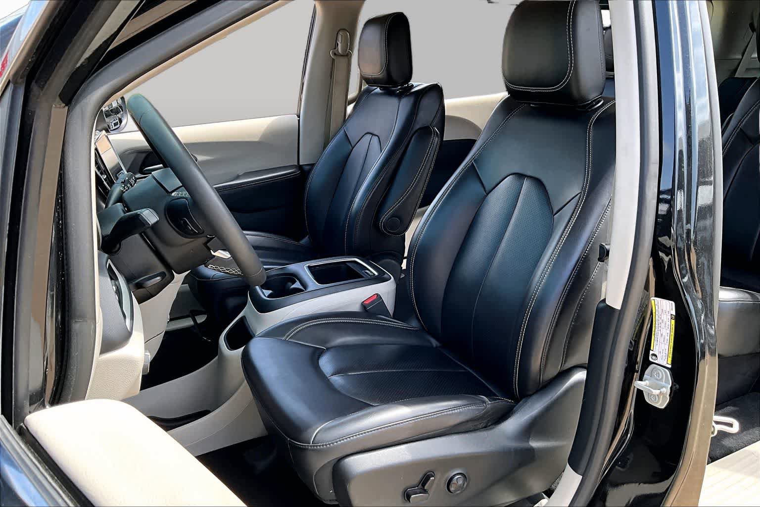 Used 2023 Chrysler Pacifica Touring-L FWD image 7