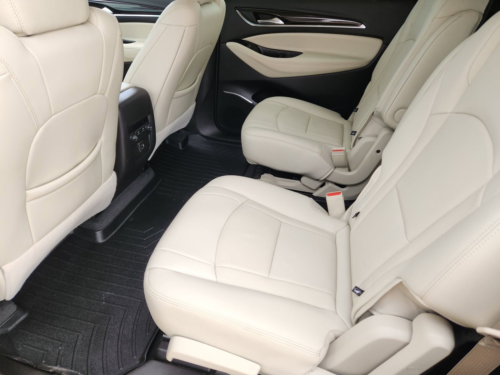 Used 2024 Buick Enclave Essence image 33