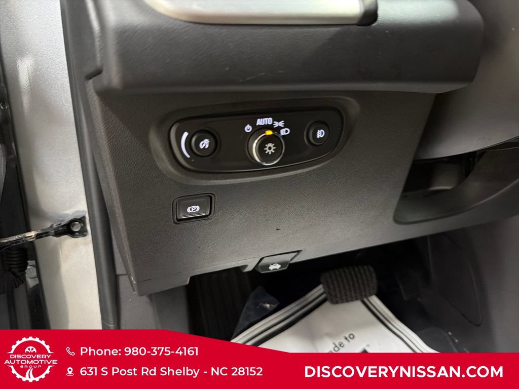 Used 2024 GMC Terrain SLT AWD/4WD image 16