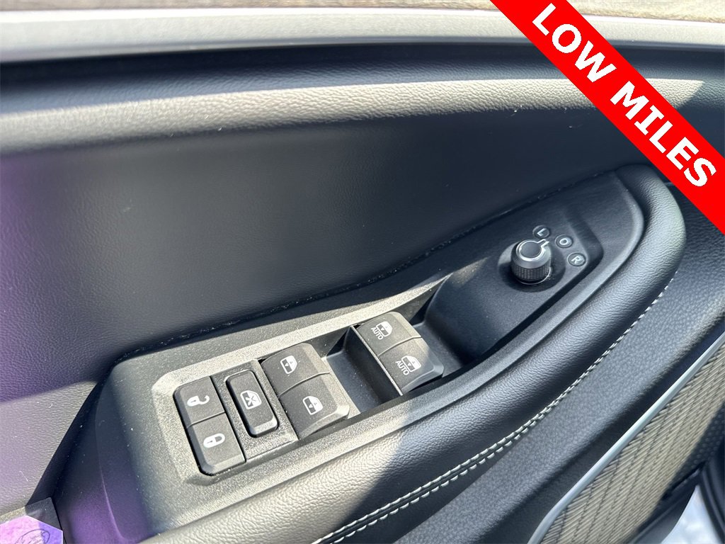 Used 2024 Jeep Grand Cherokee Limited w/ Black Appearance Package image 19