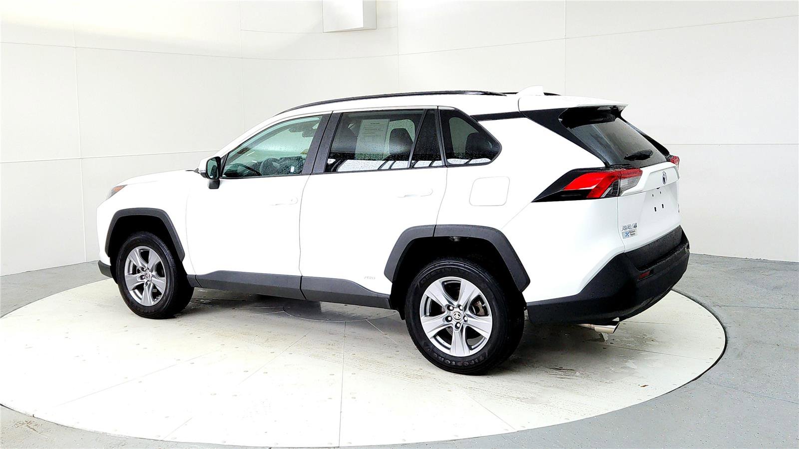 Used 2022 Toyota RAV4 LE image 4
