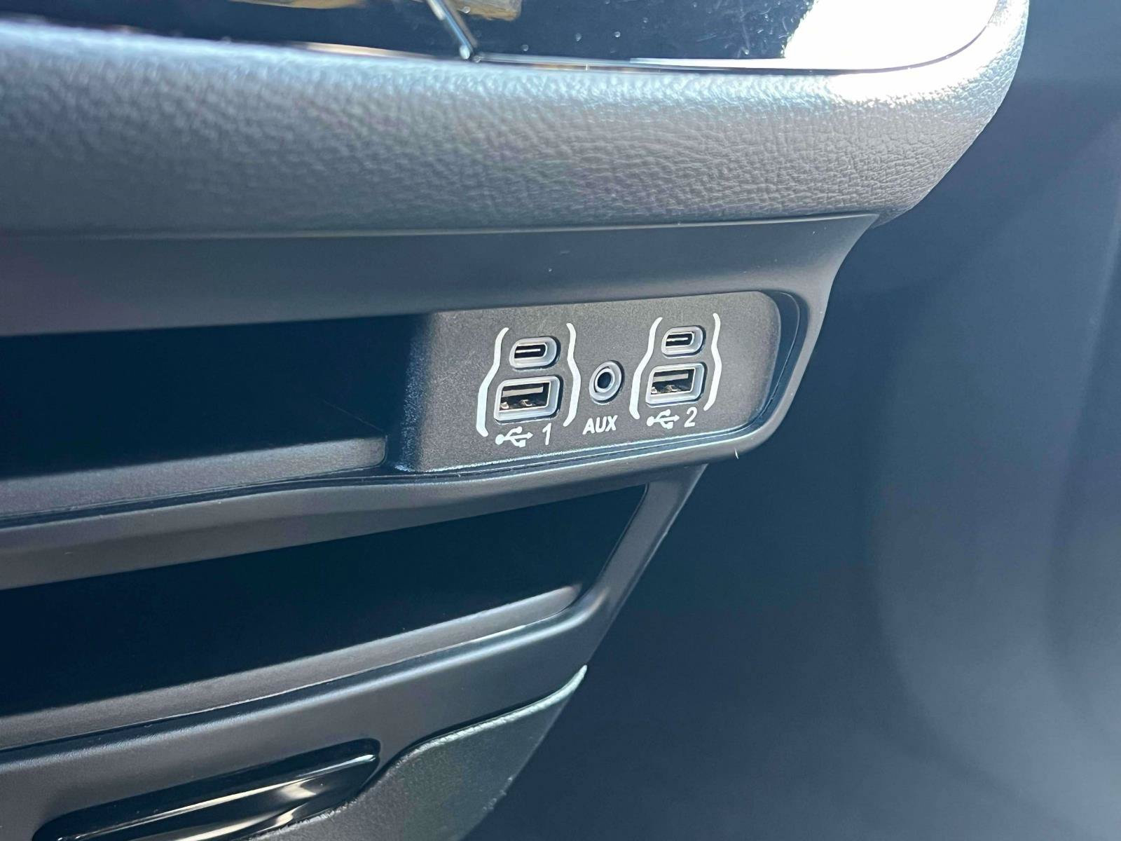 Used 2024 Chrysler Pacifica Limited FWD image 13