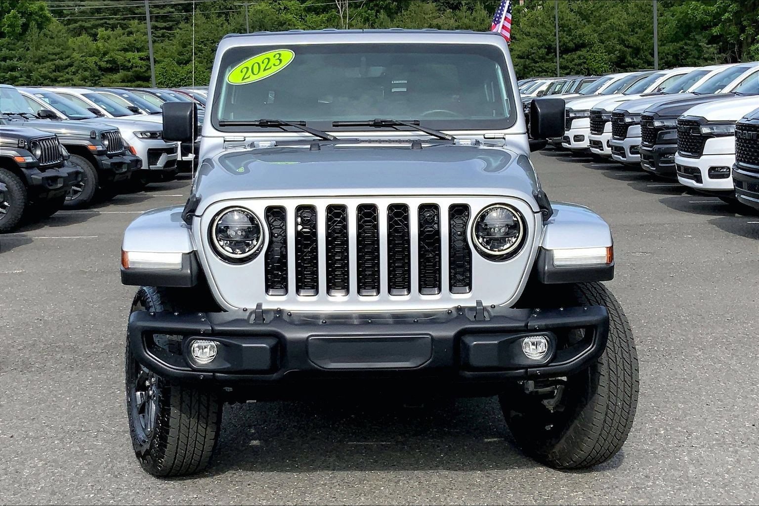 Certified 2023 Jeep Gladiator Sport AWD/4WD image 3