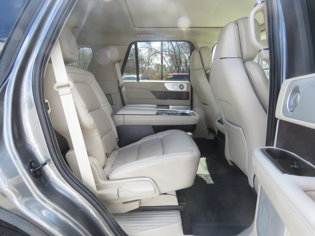 Used 2021 Lincoln Navigator Reserve w/ Luxury Package image 17