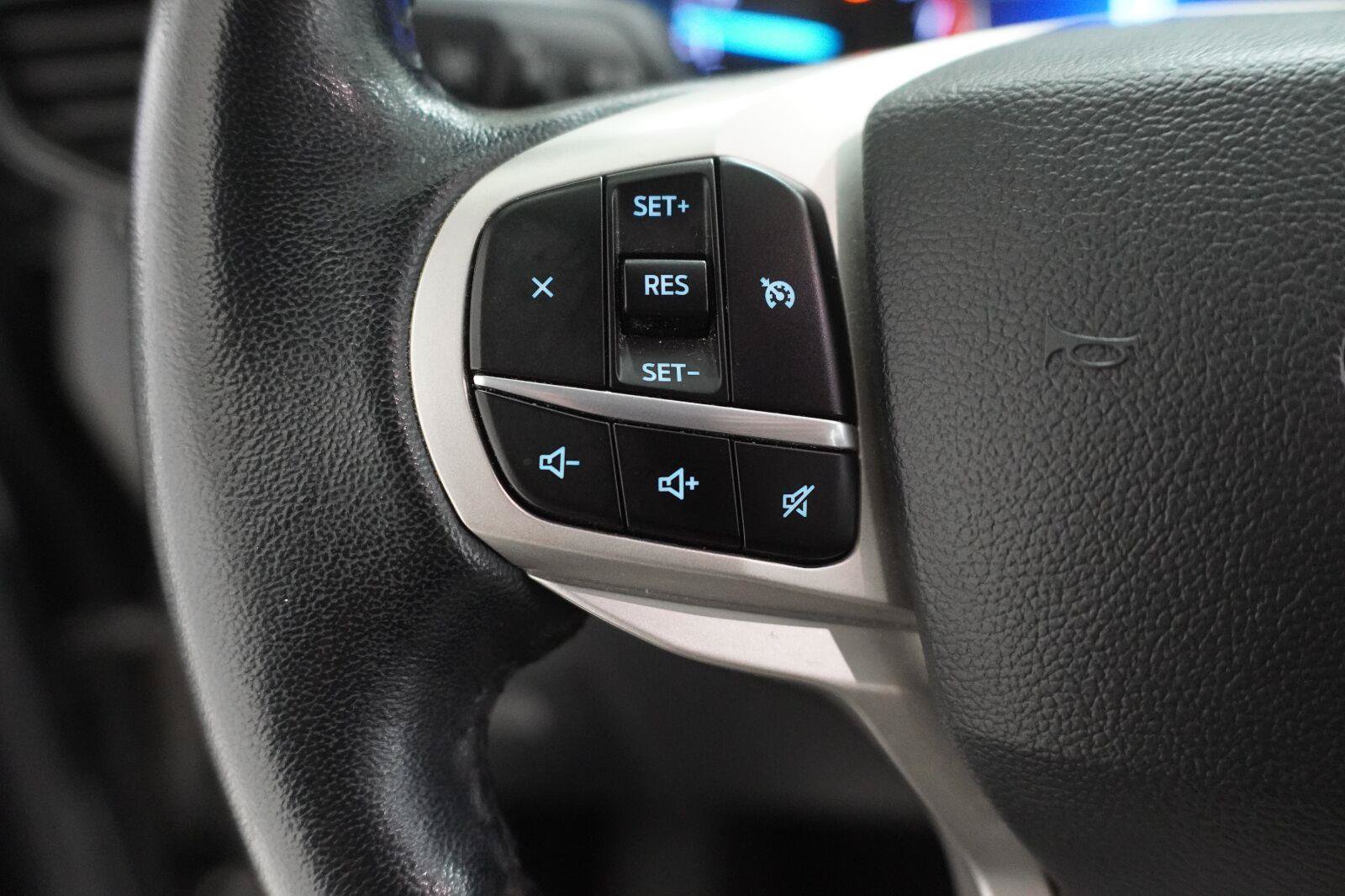 Used 2023 Ford Explorer XLT RWD image 9