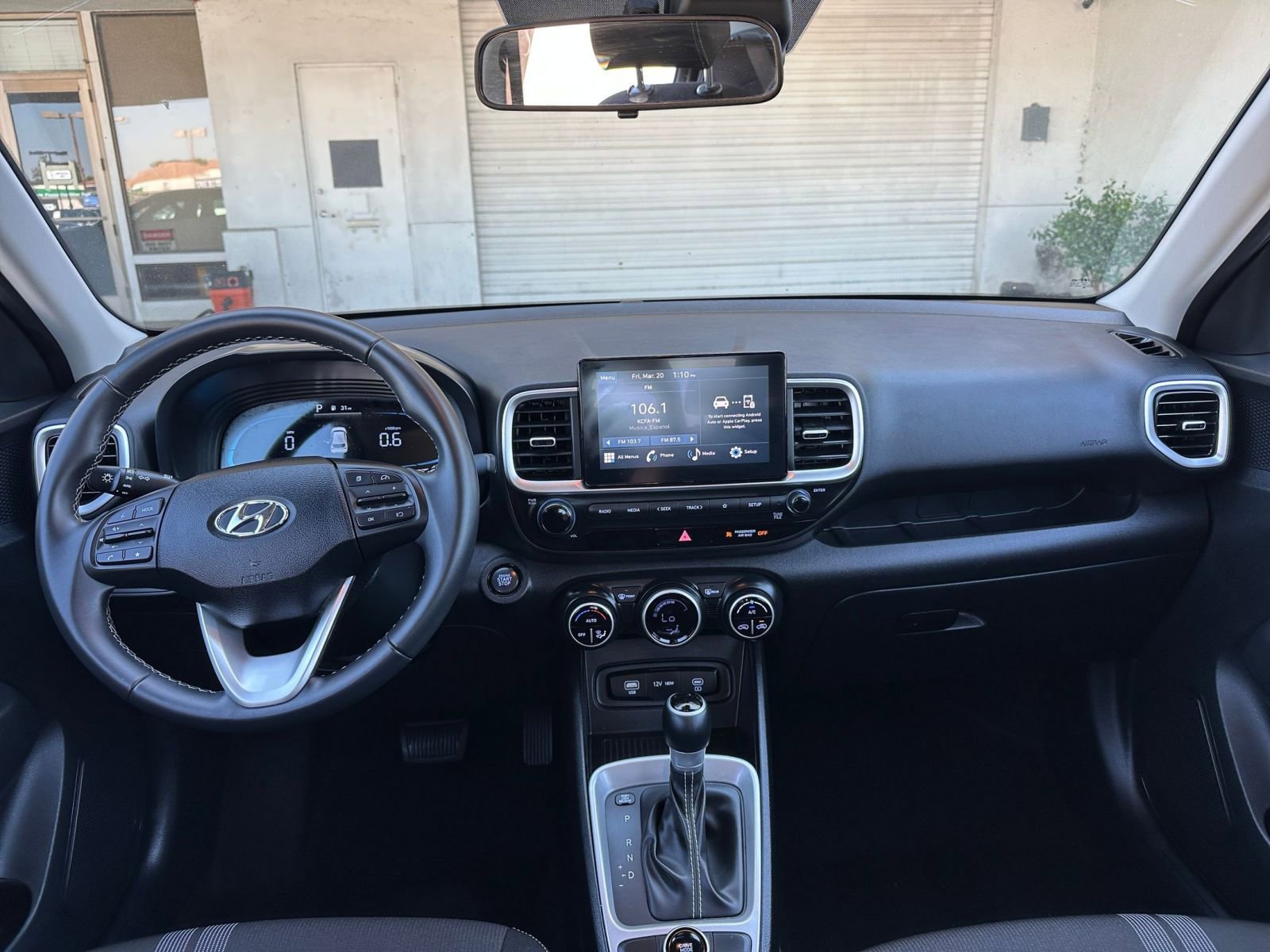 Used 2025 Hyundai Venue SEL image 34