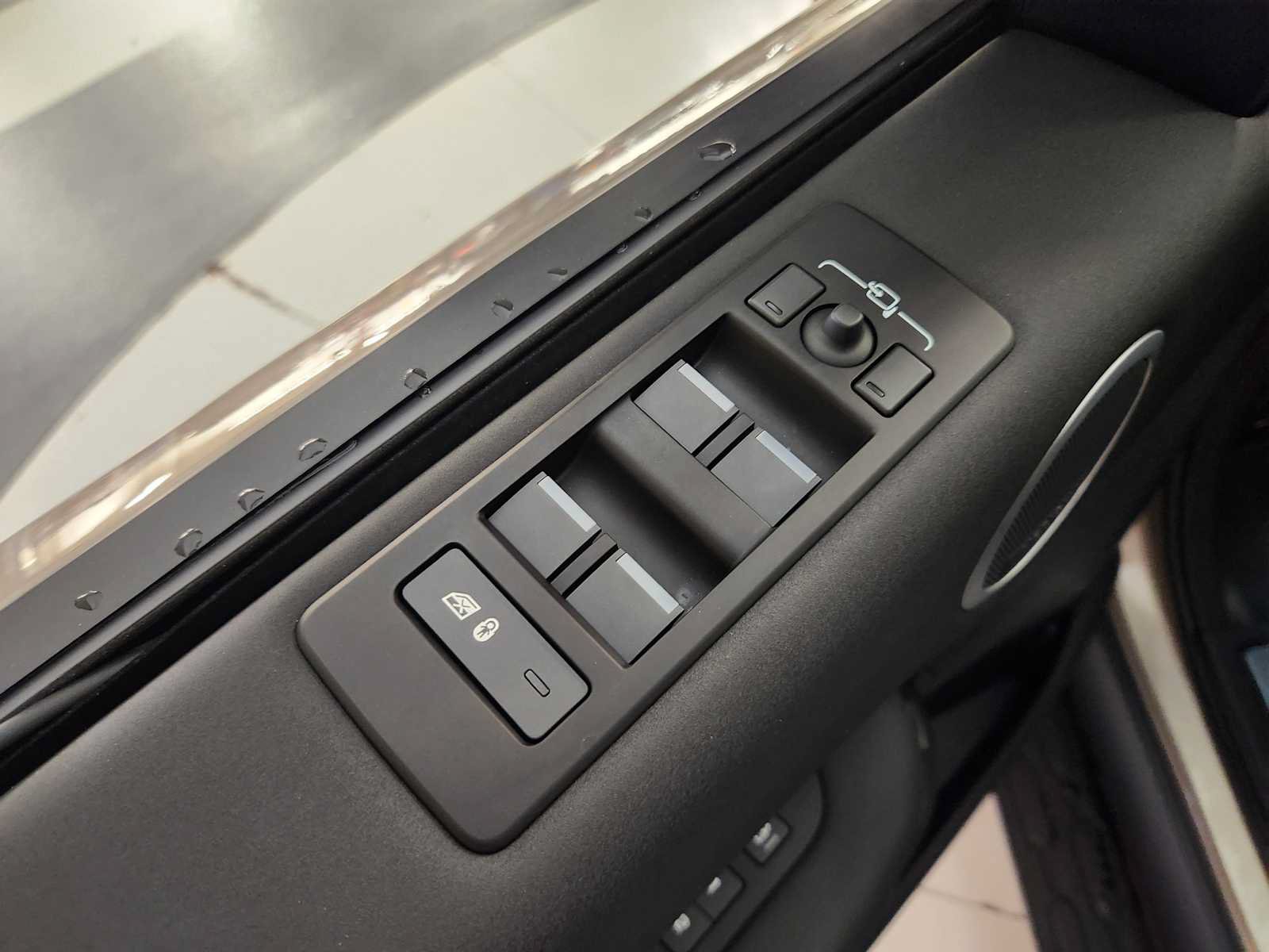 Used 2026 Land Rover Discovery S AWD/4WD image 21