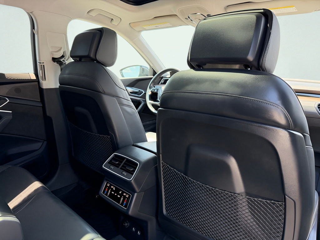 Used 2019 Audi e-tron Prestige w/ Prestige Package AWD/4WD image 26