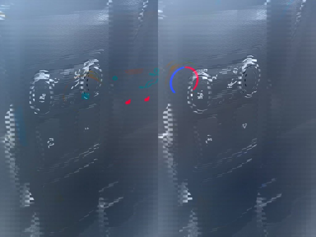 Used 2022 Ford Explorer Limited image 16