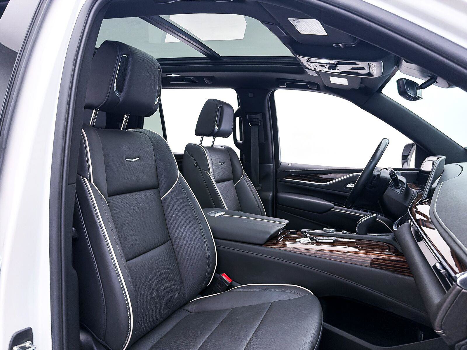 Used 2024 Cadillac Escalade Premium Luxury AWD/4WD image 37