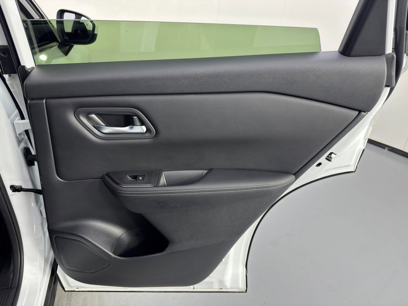 Used 2024 Nissan Rogue SV image 39