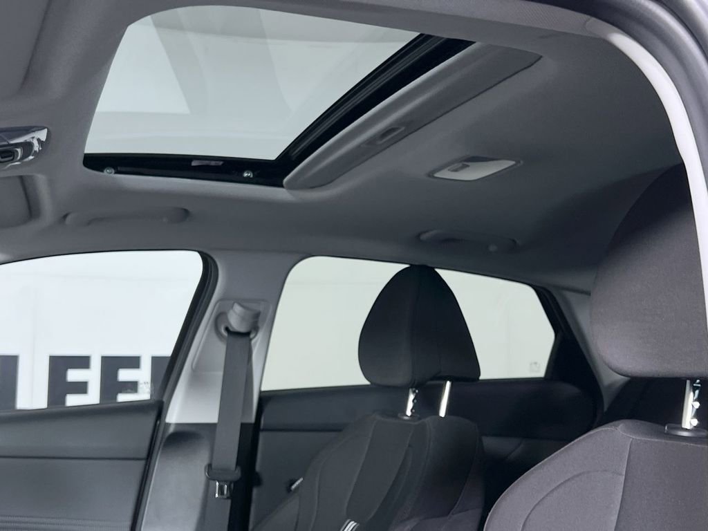 Used 2025 Hyundai Elantra SEL image 23