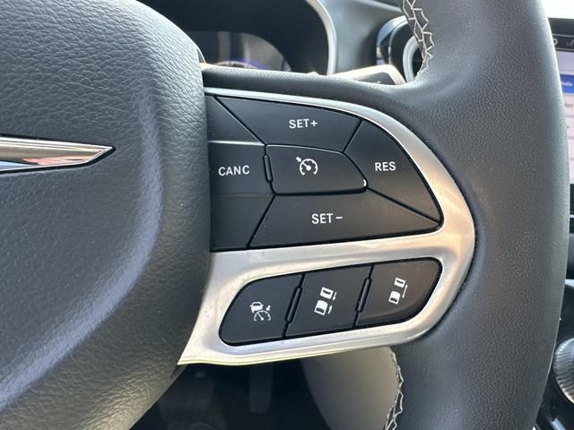 Used 2024 Chrysler Pacifica Touring-L FWD image 18