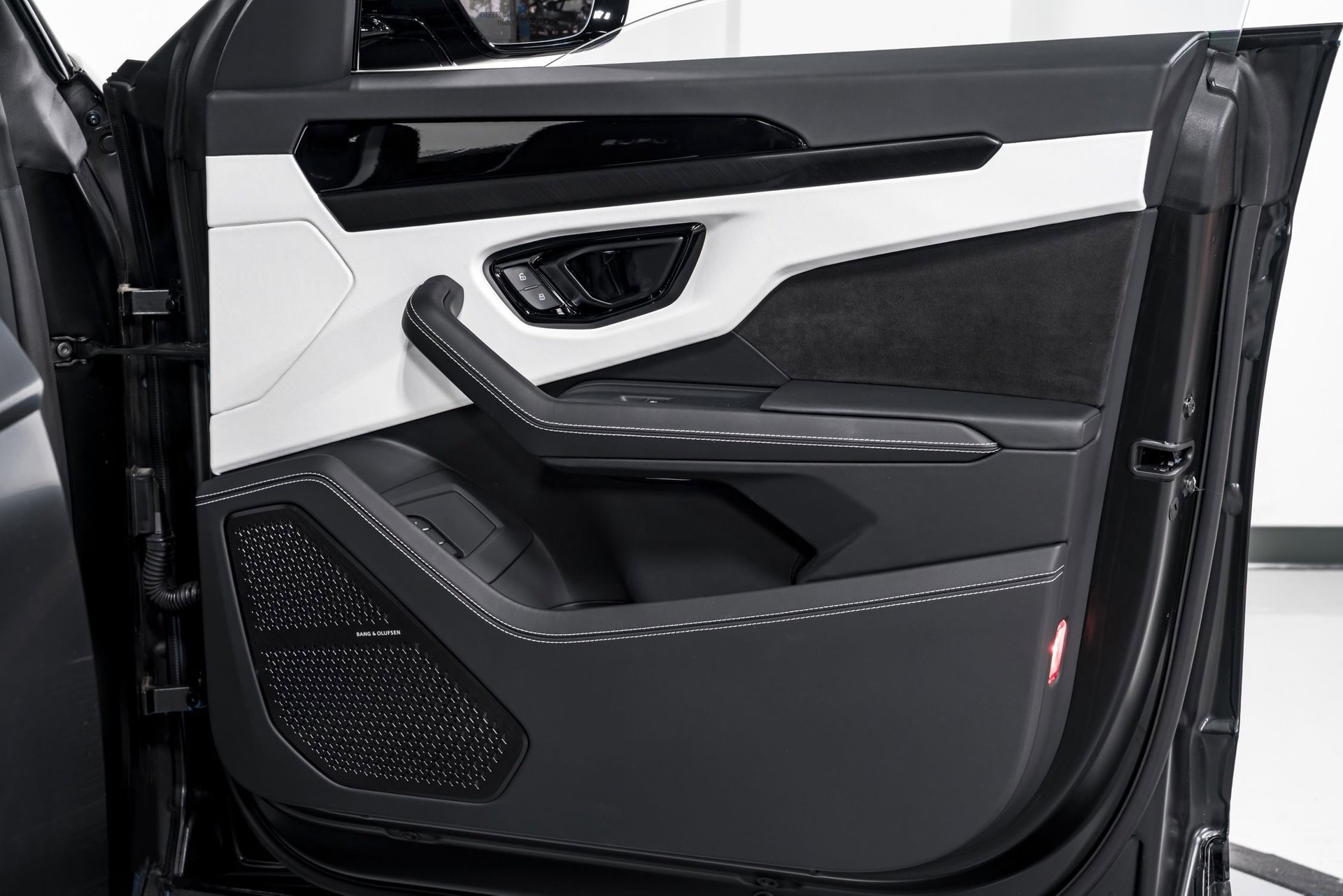 Used 2024 Lamborghini Urus S image 43