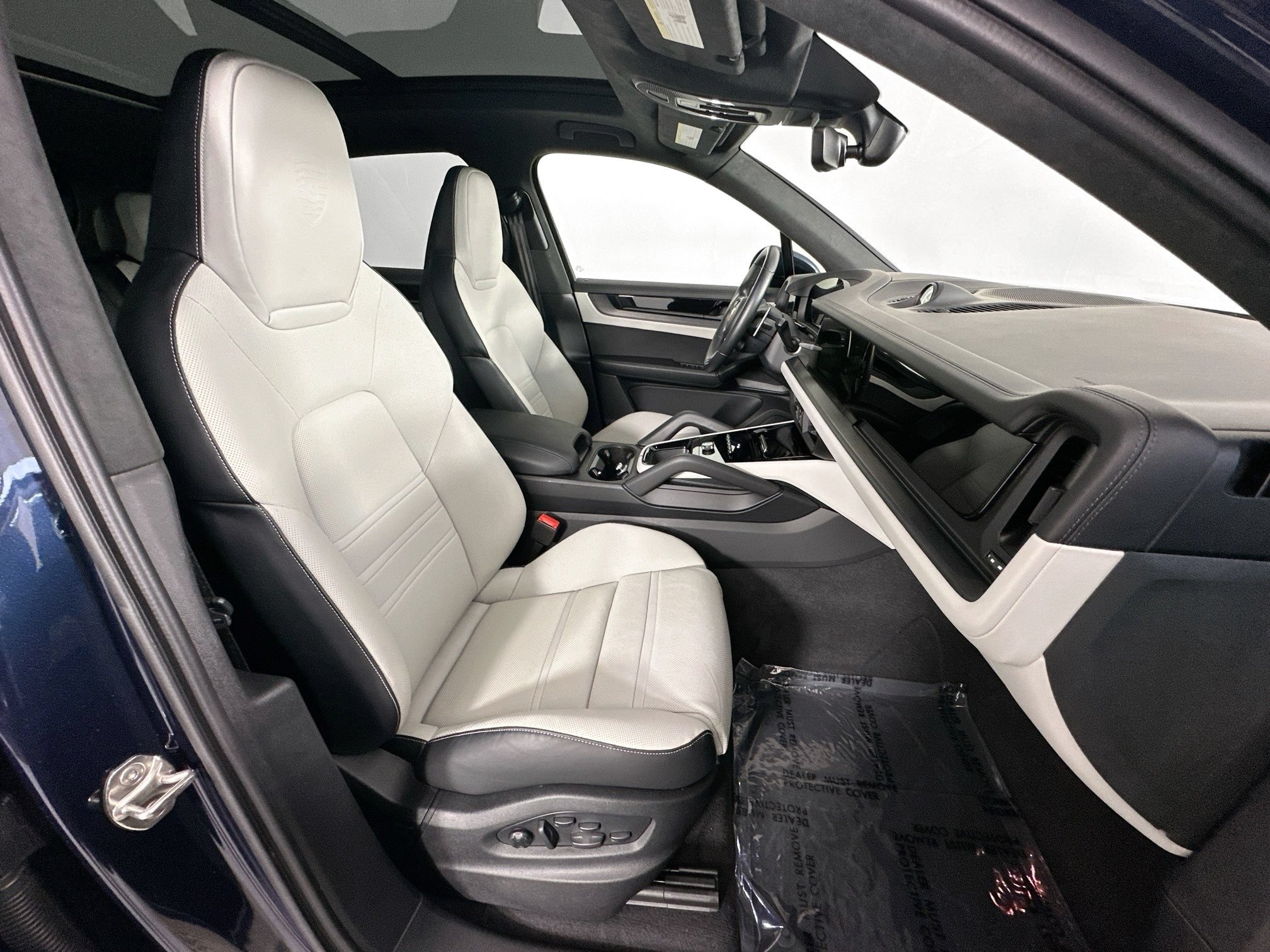 Used 2025 Porsche Cayenne GTS AWD/4WD image 27