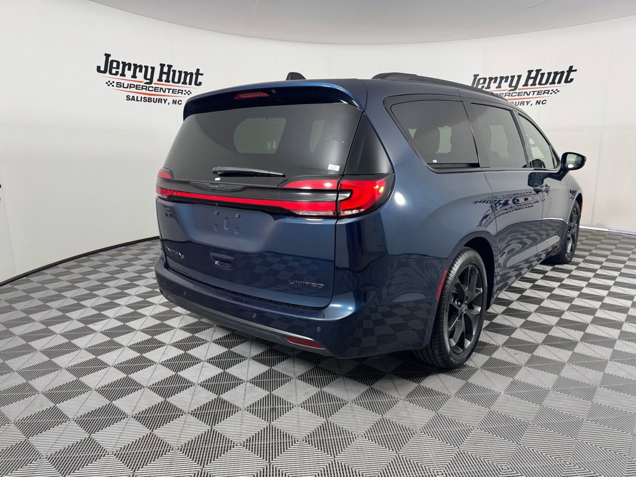 Used 2025 Chrysler Pacifica Limited image 9