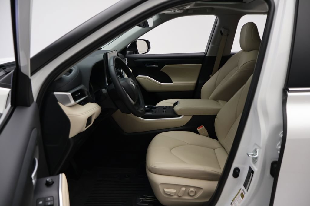 Used 2024 Toyota Highlander XLE FWD image 14