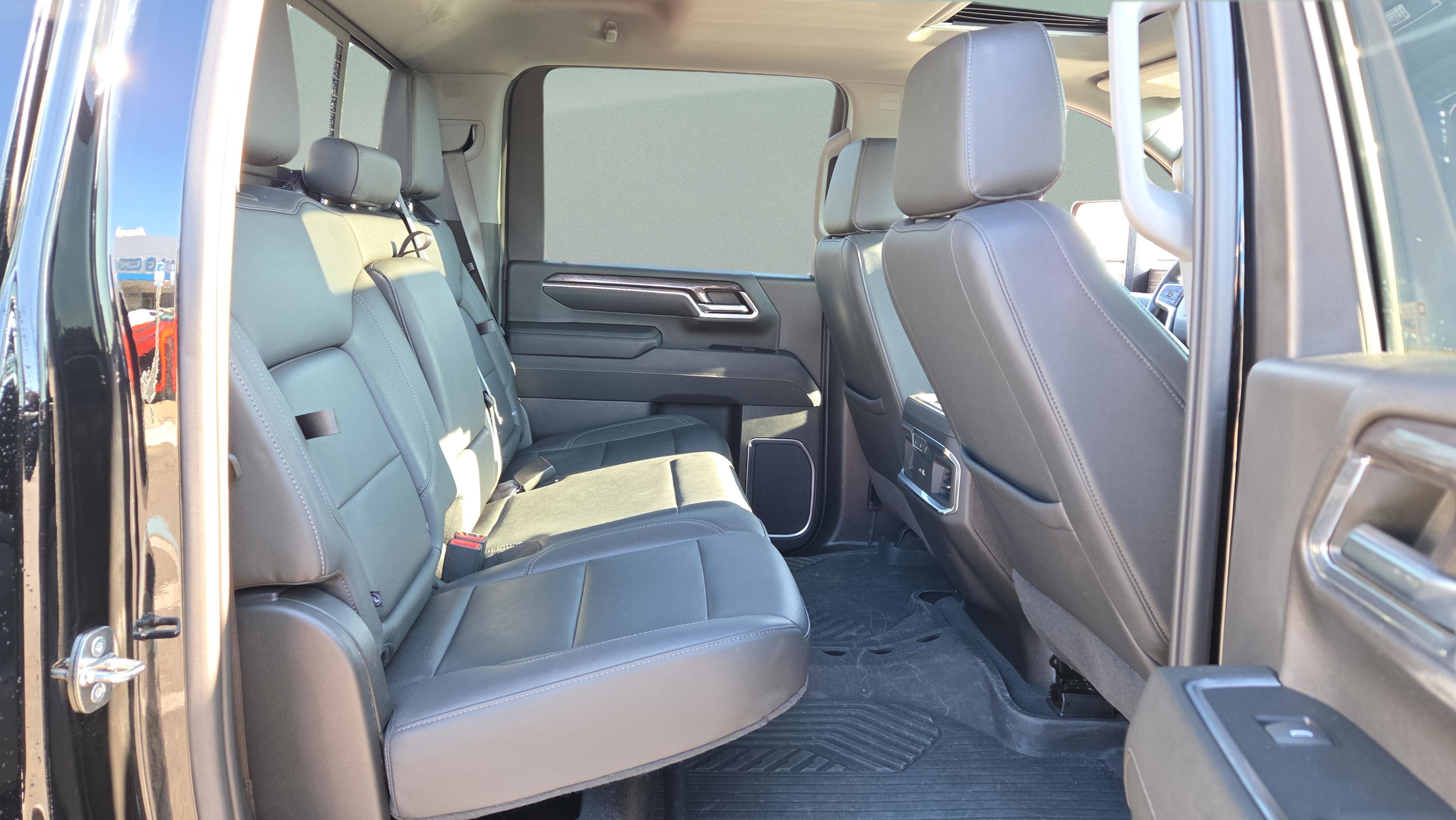 Used 2024 Chevrolet Silverado 2500 LTZ w/ LTZ Premium Package image 18