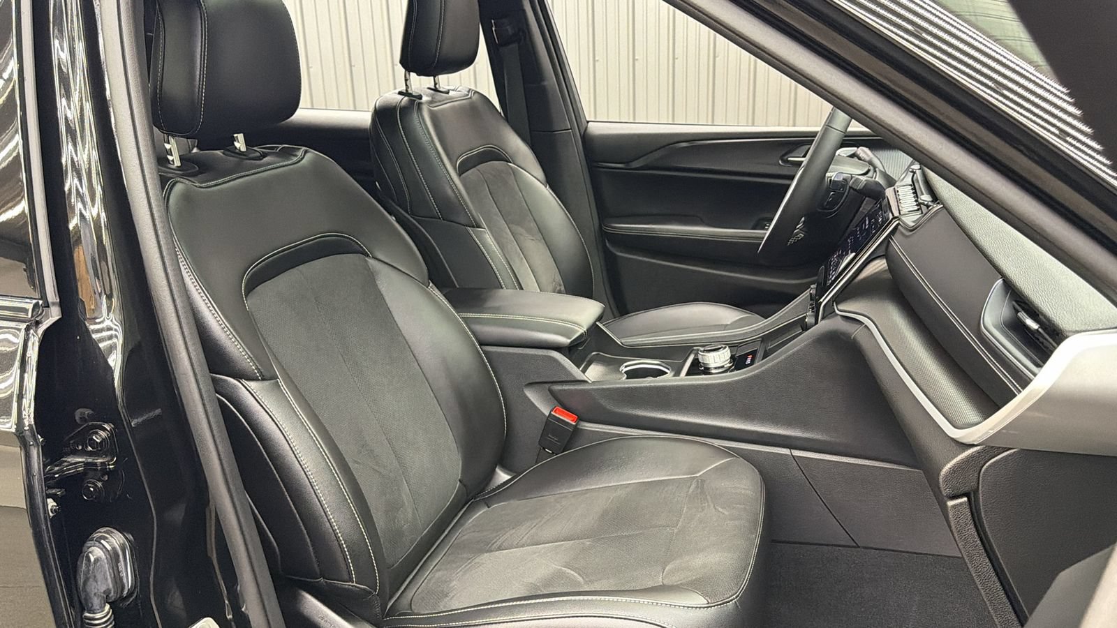 Used 2023 Jeep Grand Cherokee L Altitude AWD/4WD image 33