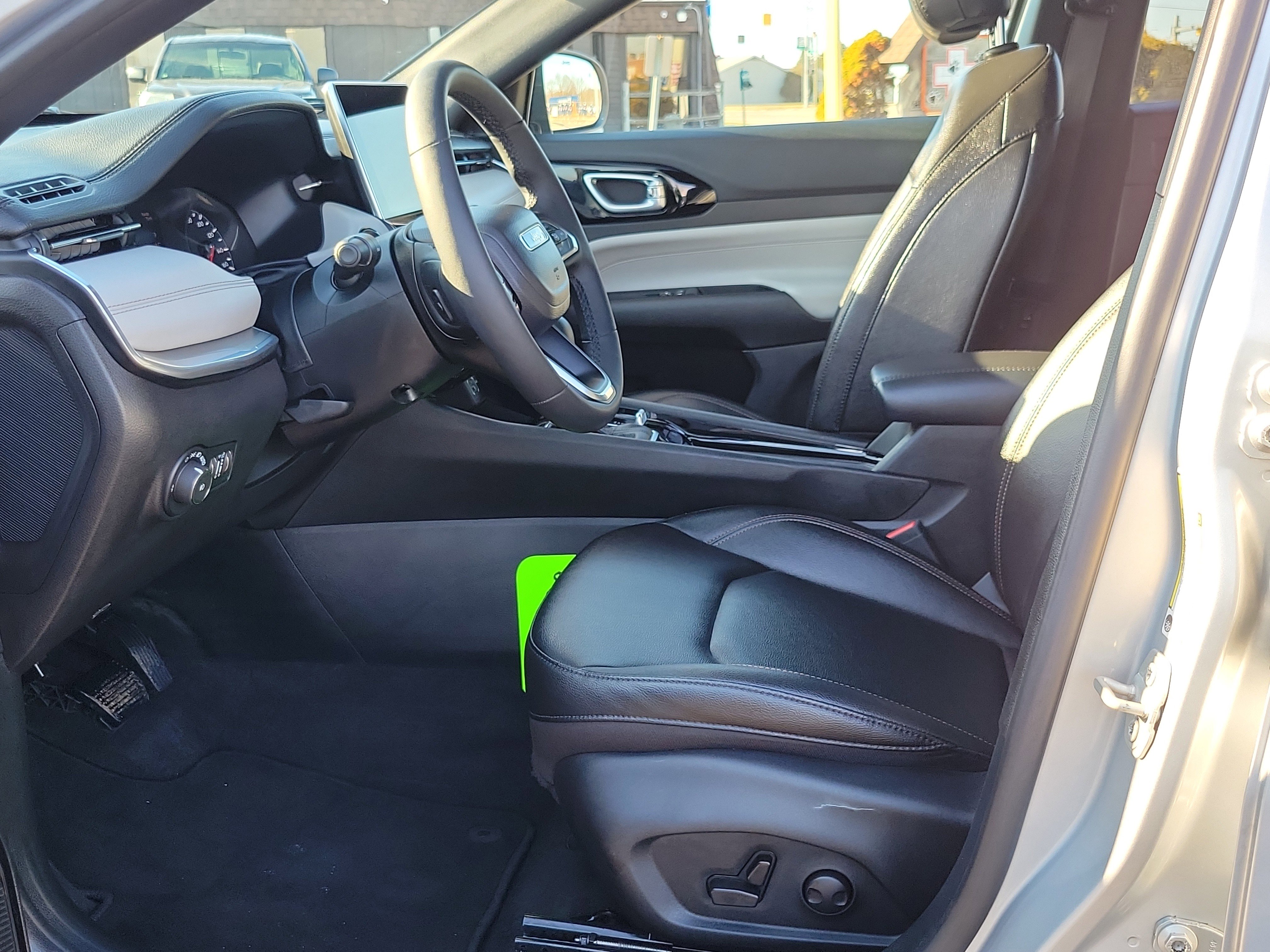 Used 2024 Jeep Compass Limited w/ Sun and Sound Group image 8