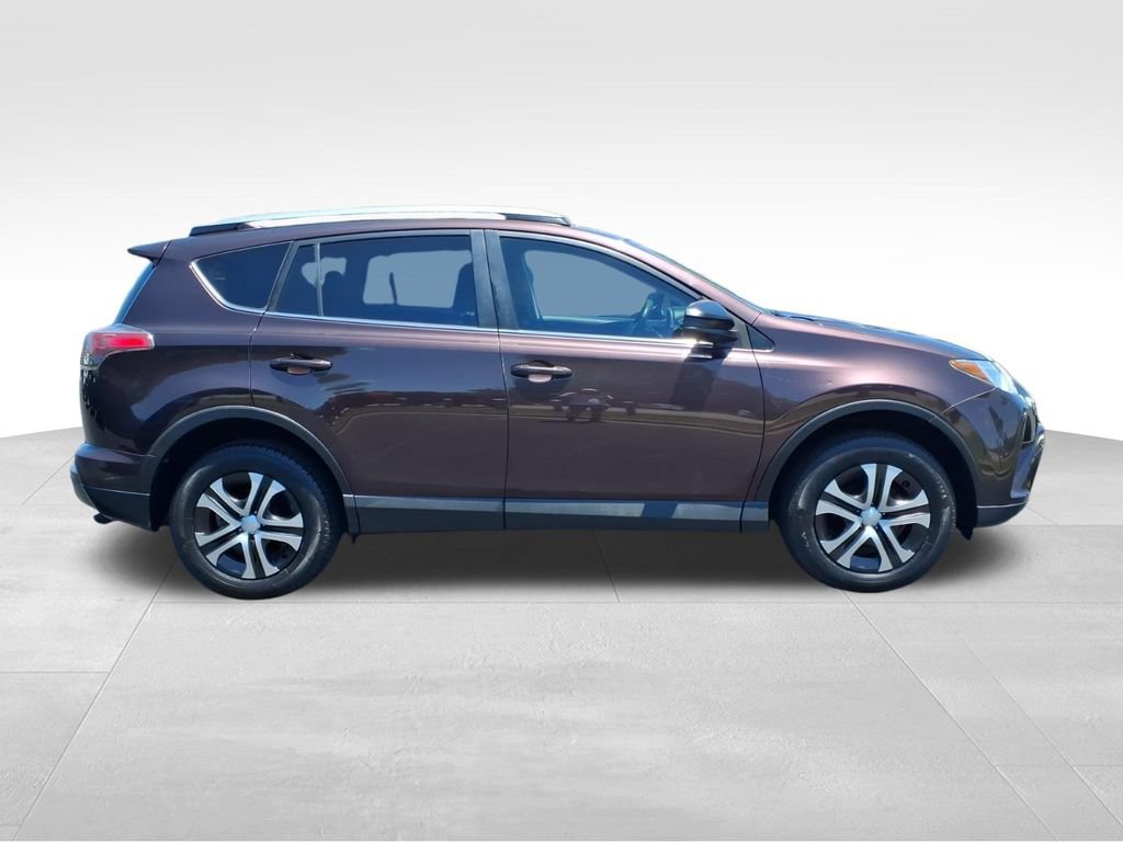 Used 2018 Toyota RAV4 LE FWD image 27