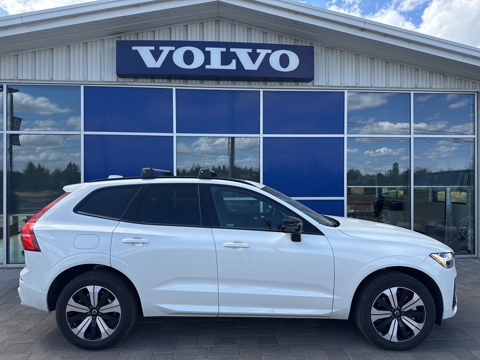 Certified 2025 Volvo XC60 T8 Core w/ Protection Package Premier image 5