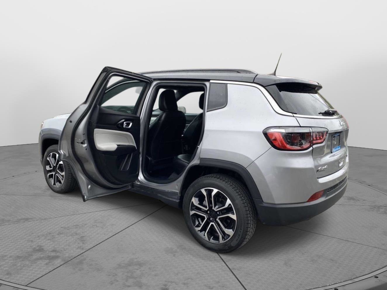 Used 2023 Jeep Compass Limited image 34