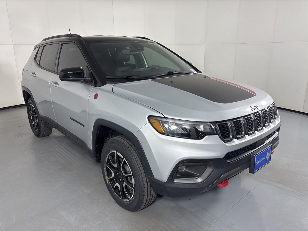Used 2025 Jeep Compass Trailhawk AWD/4WD image 2