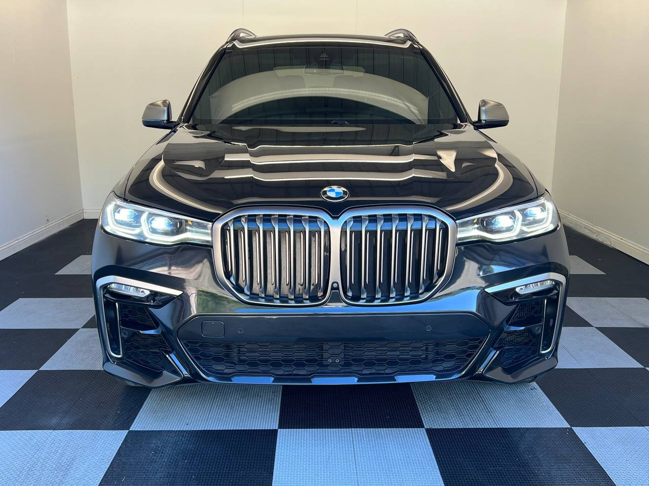 Used 2020 BMW X7 M50i w/ Executive Package image 2
