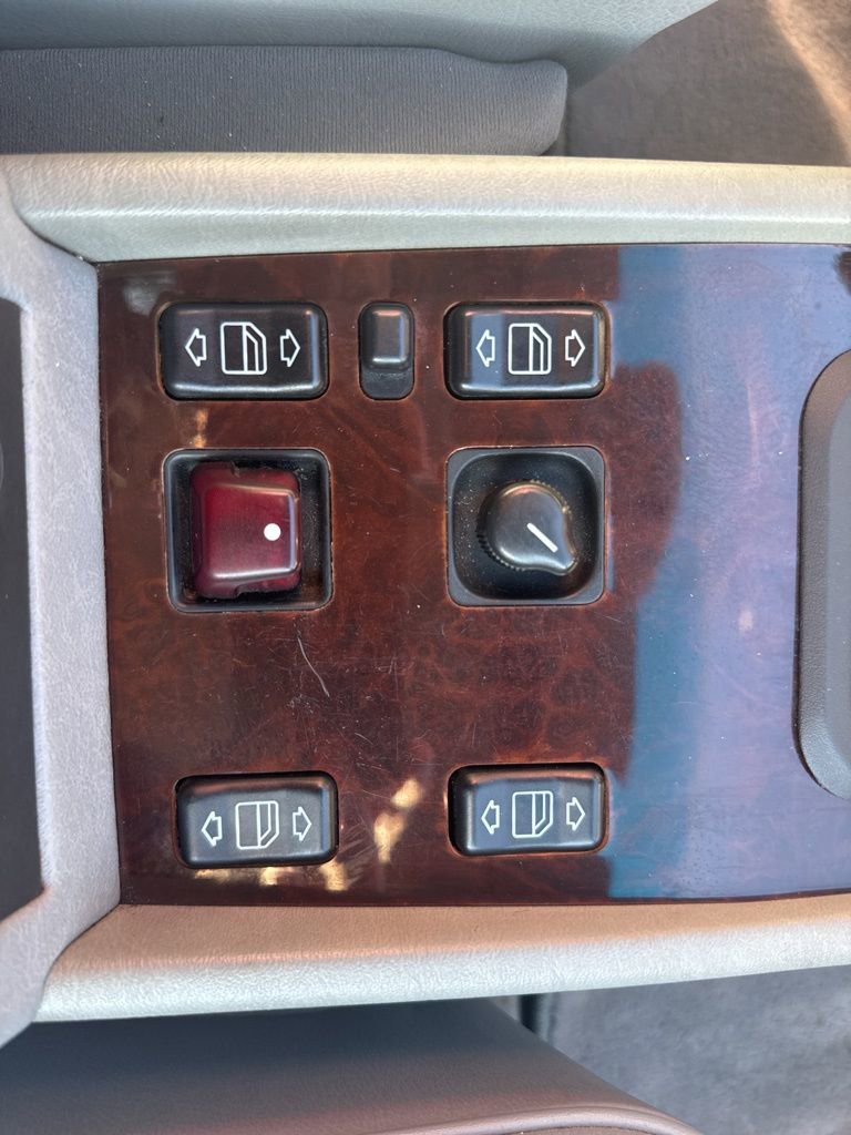 Used 1995 Mercedes-Benz E 320 Convertible image 36