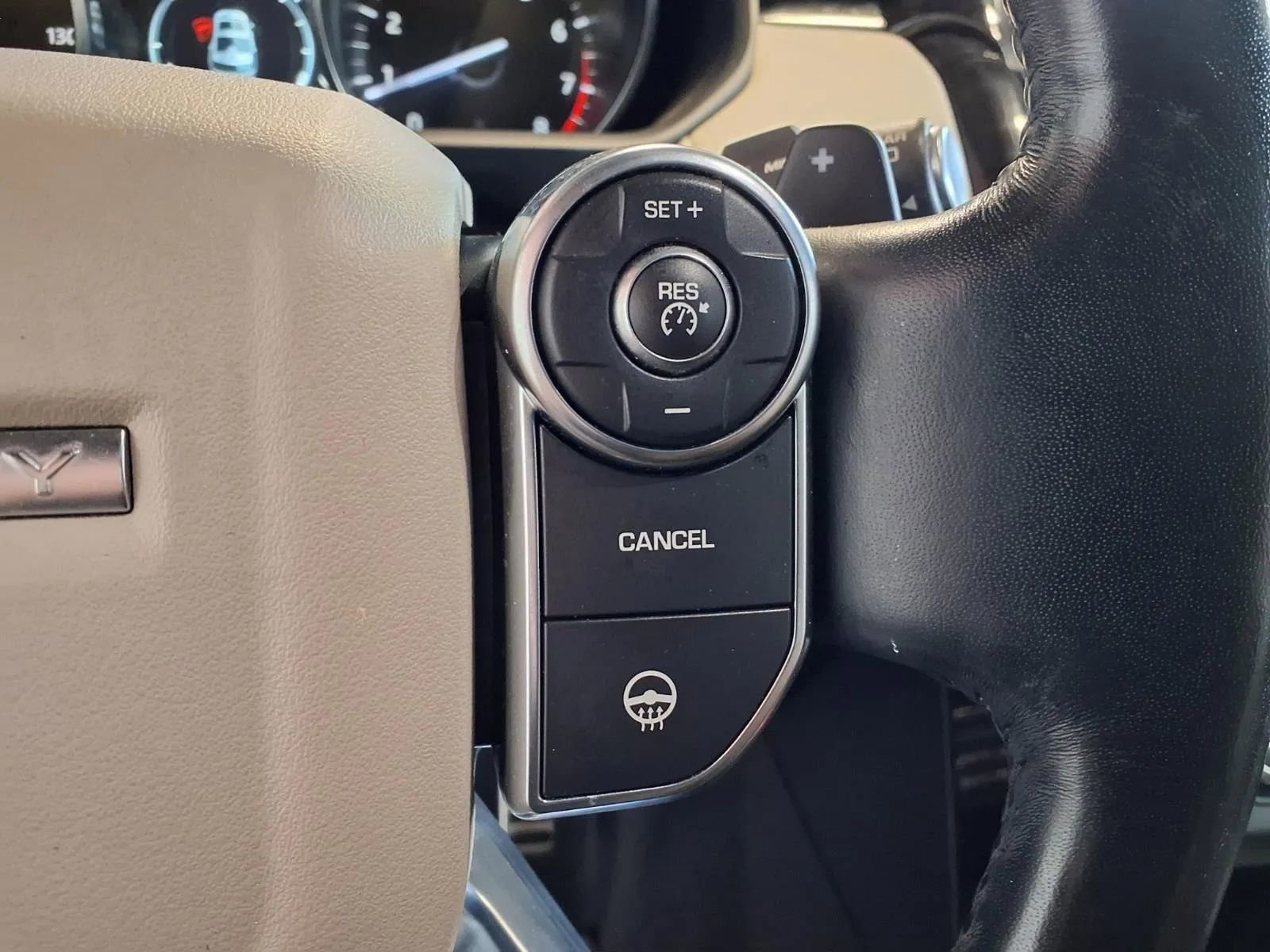 Used 2018 Land Rover Discovery SE image 29