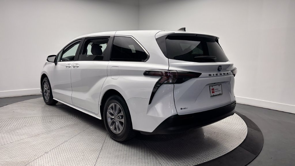 Used 2025 Toyota Sienna LE FWD image 36