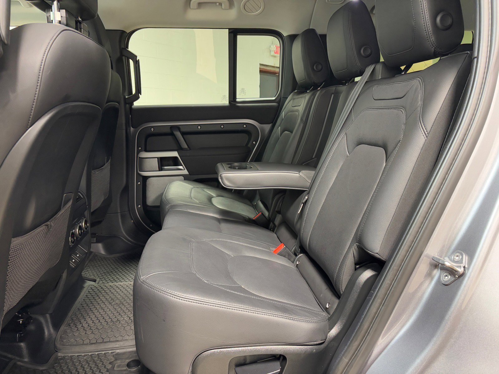 Used 2023 Land Rover Defender 130 SE image 27