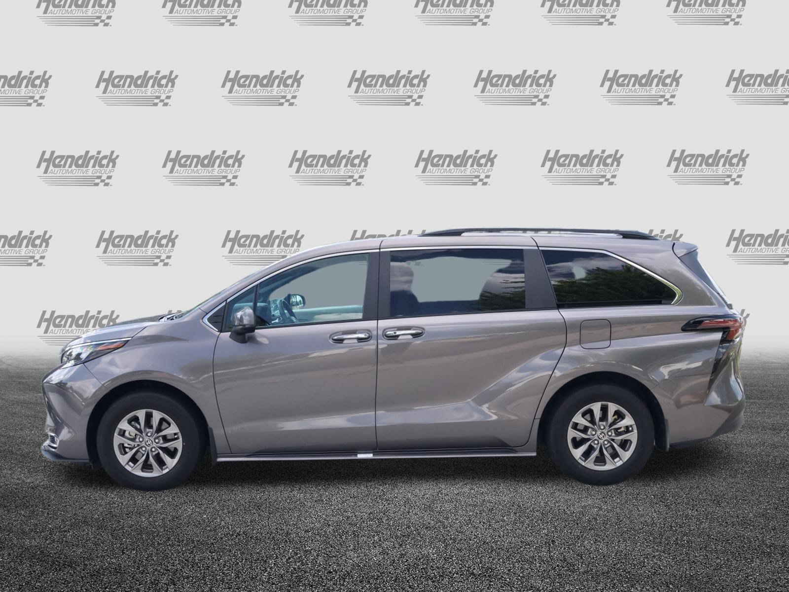 Used 2024 Toyota Sienna XLE w/ XLE Plus Package FWD image 6