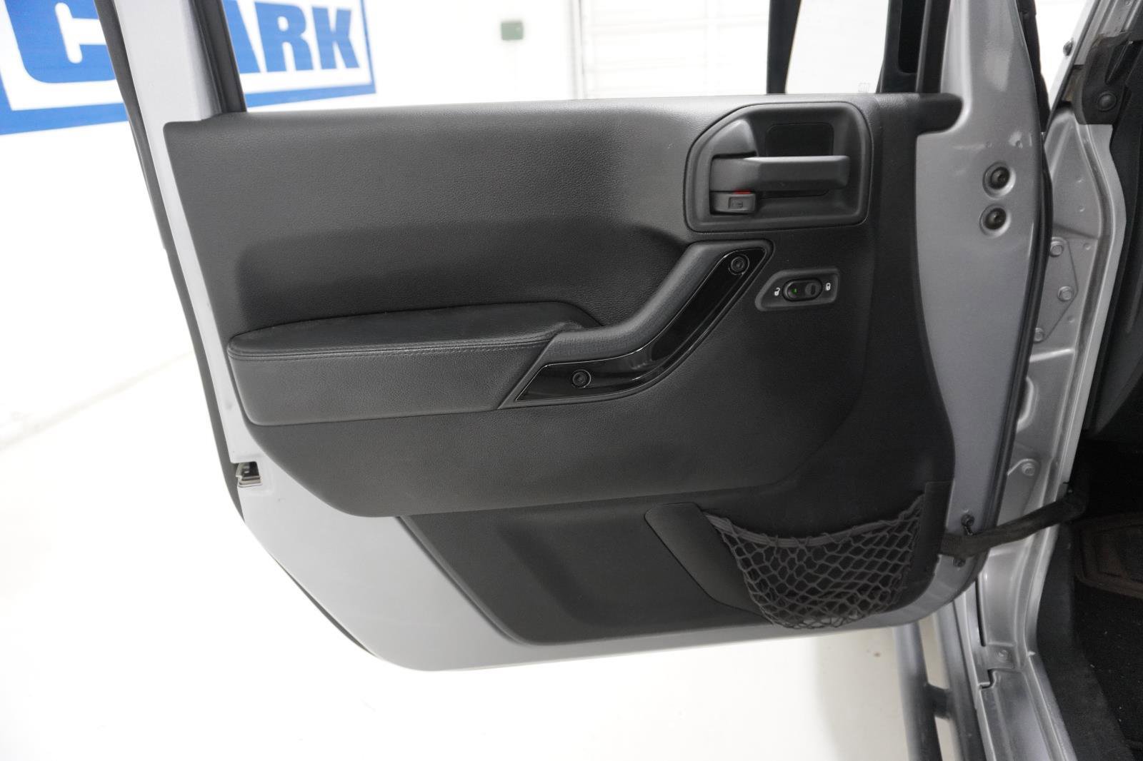 Used 2015 Jeep Wrangler Altitude image 12