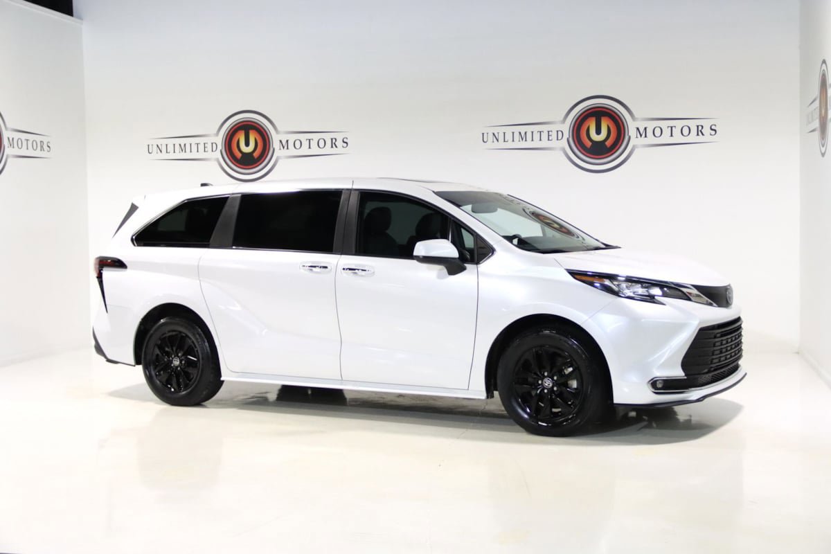 Used 2023 Toyota Sienna XLE FWD image 6
