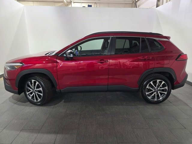 Used 2025 Toyota Corolla Cross XLE image 2