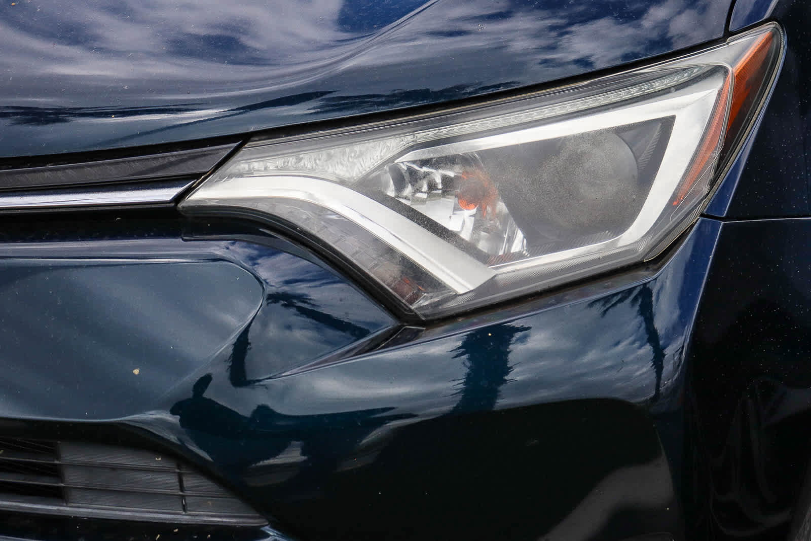 Used 2018 Toyota RAV4 XLE w/ Plus Extra Value Package FWD image 2