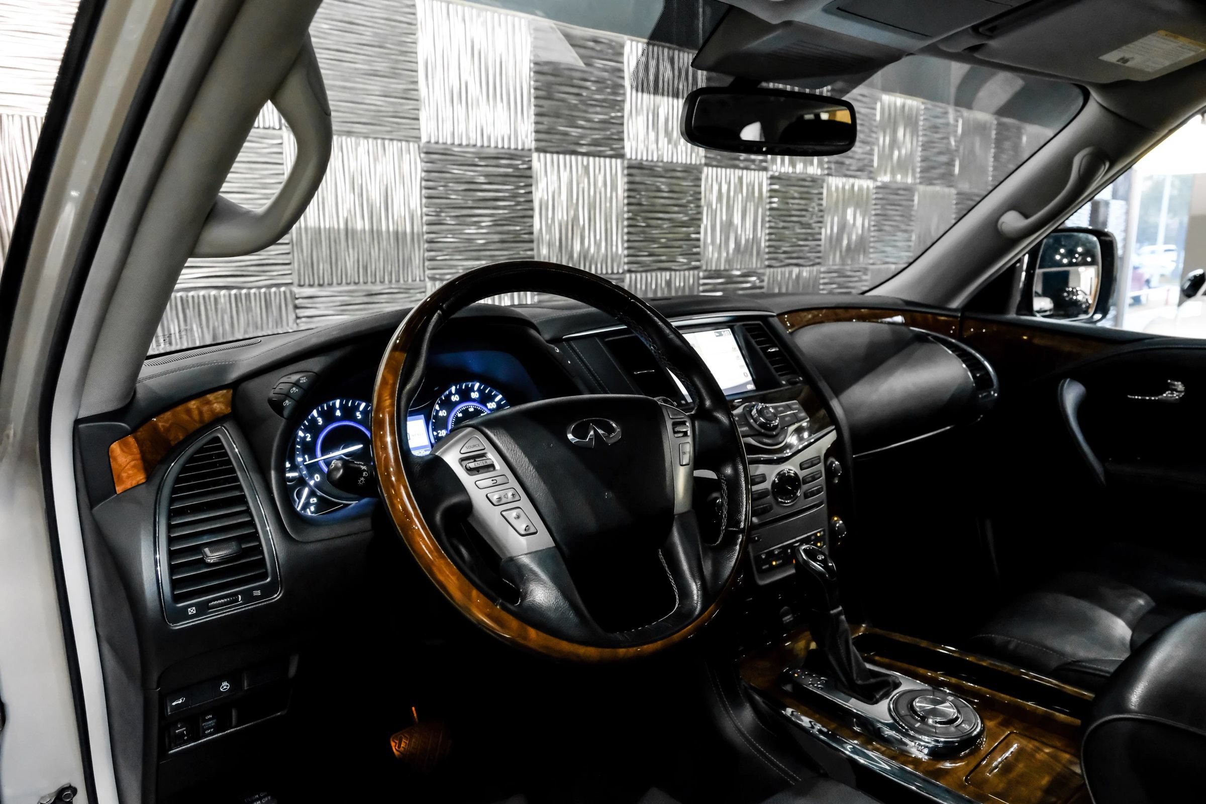 Used 2019 INFINITI QX80 Luxe RWD image 3